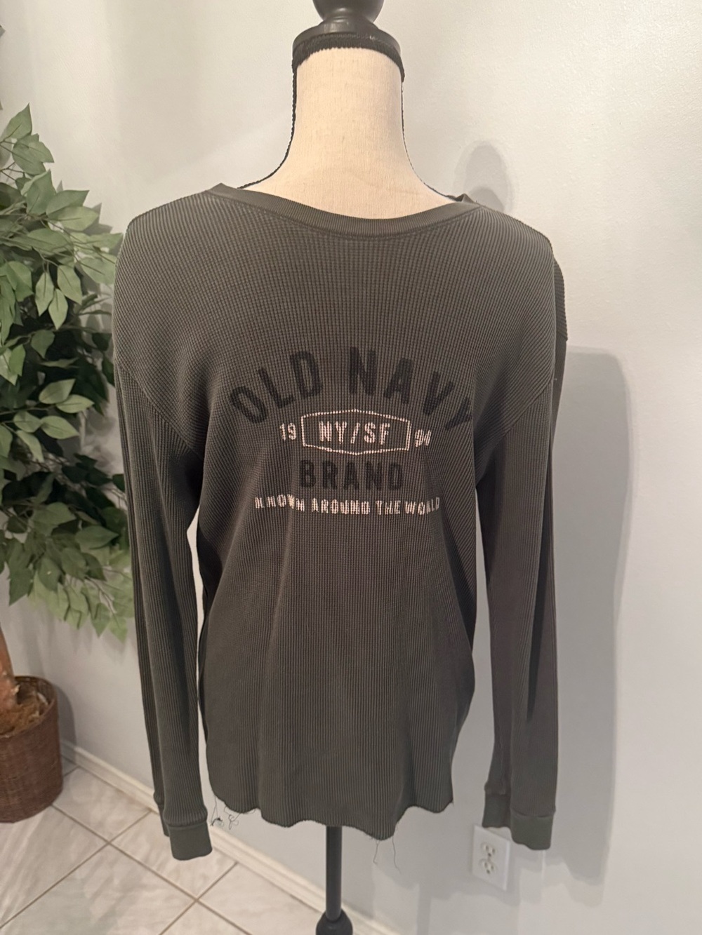 Vintage 90s Old Navy Men’s Olive Green Long-Sleeve Waffle Tee 100% Cotton Small